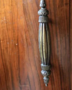 Coiffeuse Art Déco en bois marron avec miroir et armoires latérales Shrager Brothers (1930s)