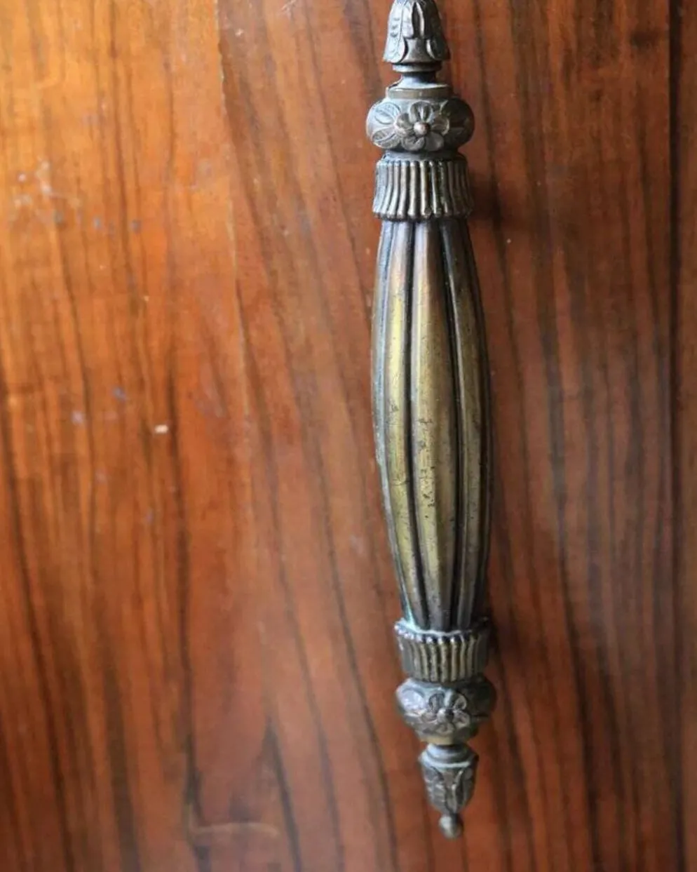Coiffeuse Art Déco en bois marron avec miroir et armoires latérales Shrager Brothers (1930s)