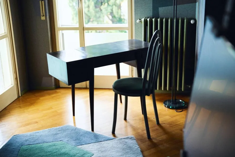 Coiffeuse/Bureau vintage des années 1950 en bois massif, style Gio Ponti avec miroir.
