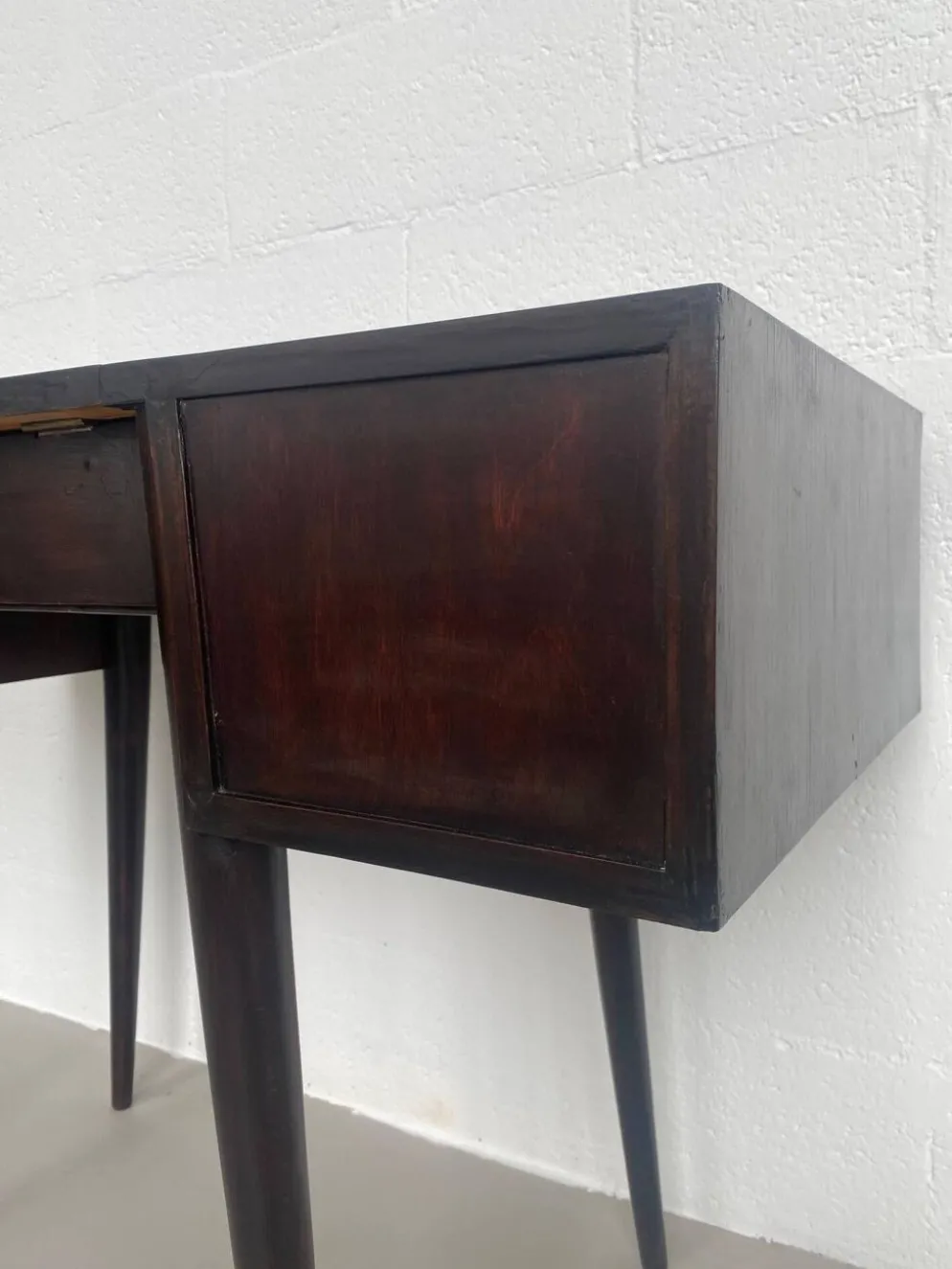 Coiffeuse/Bureau vintage des années 1950 en bois massif, style Gio Ponti avec miroir.