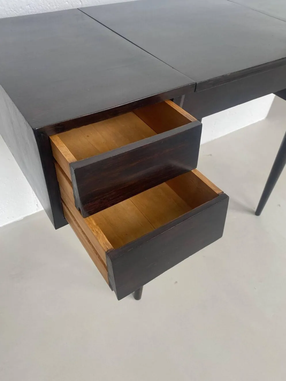Coiffeuse/Bureau vintage des années 1950 en bois massif, style Gio Ponti avec miroir.