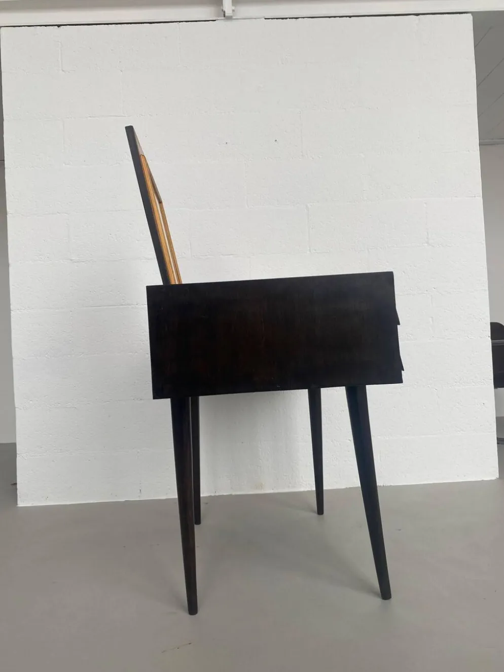 Coiffeuse/Bureau vintage des années 1950 en bois massif, style Gio Ponti avec miroir.