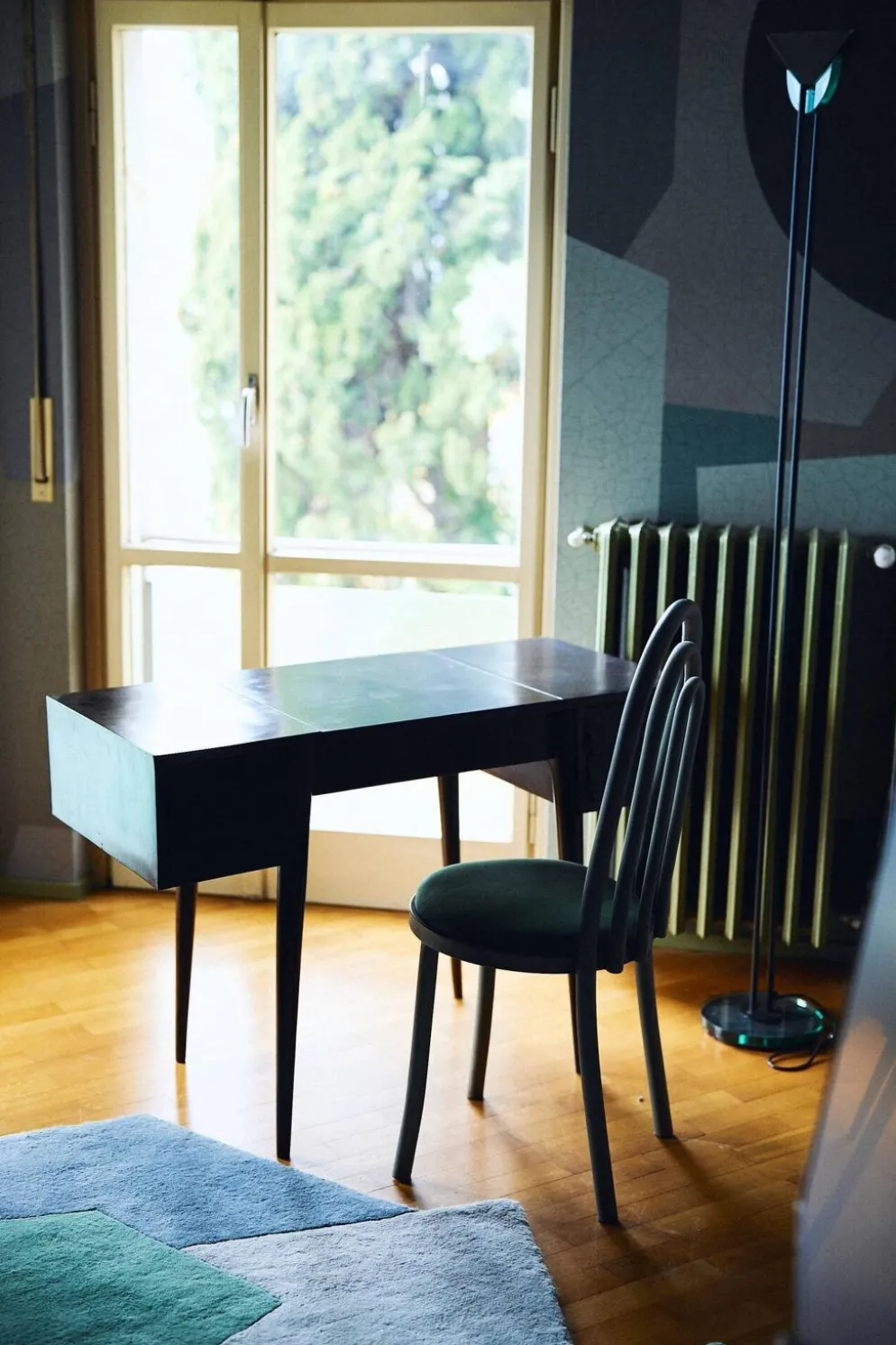 Coiffeuse/Bureau vintage des années 1950 en bois massif, style Gio Ponti avec miroir.