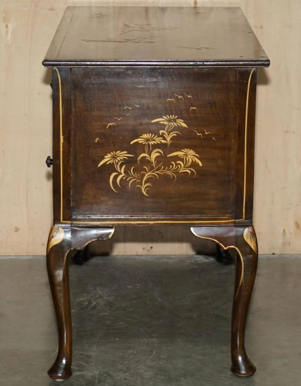 Coiffeuse chinoise circa 1920 en noyer avec décoration Chinoiserie