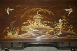Coiffeuse chinoise circa 1920 en noyer avec décoration Chinoiserie