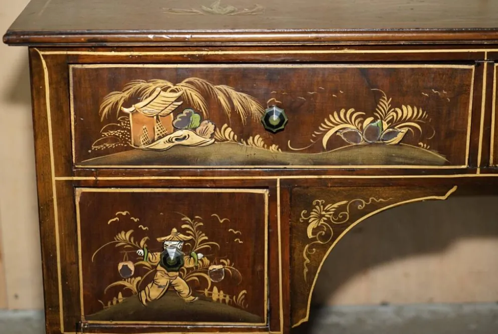 Coiffeuse chinoise circa 1920 en noyer avec décoration Chinoiserie