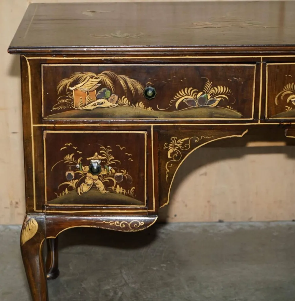 Coiffeuse chinoise circa 1920 en noyer avec décoration Chinoiserie
