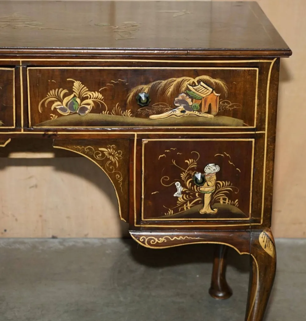 Coiffeuse chinoise circa 1920 en noyer avec décoration Chinoiserie