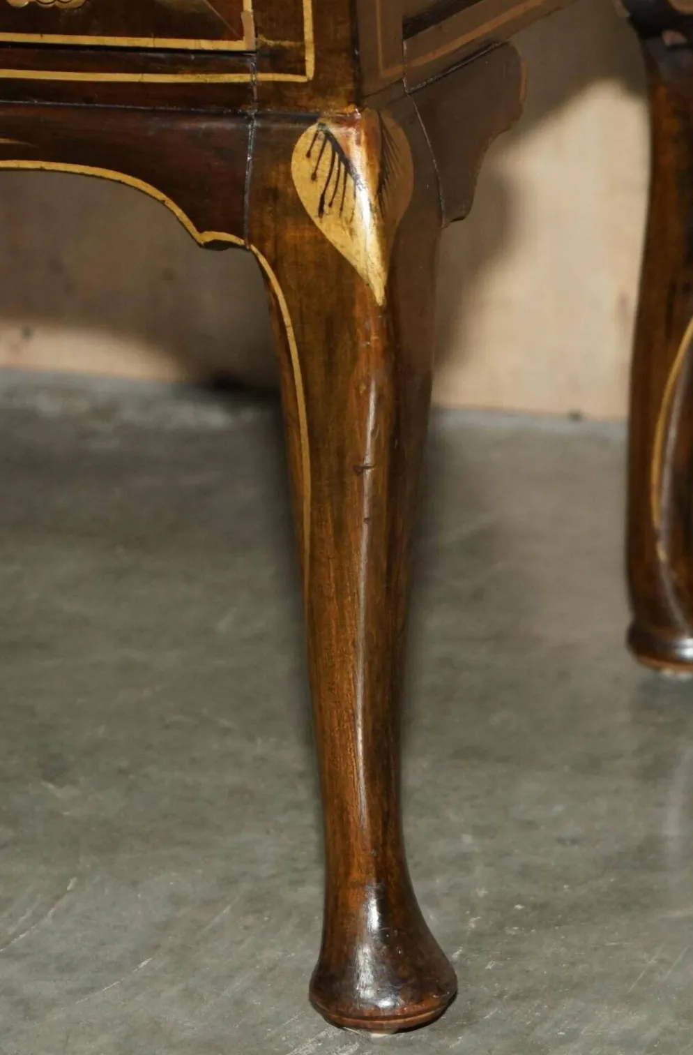 Coiffeuse chinoise circa 1920 en noyer avec décoration Chinoiserie