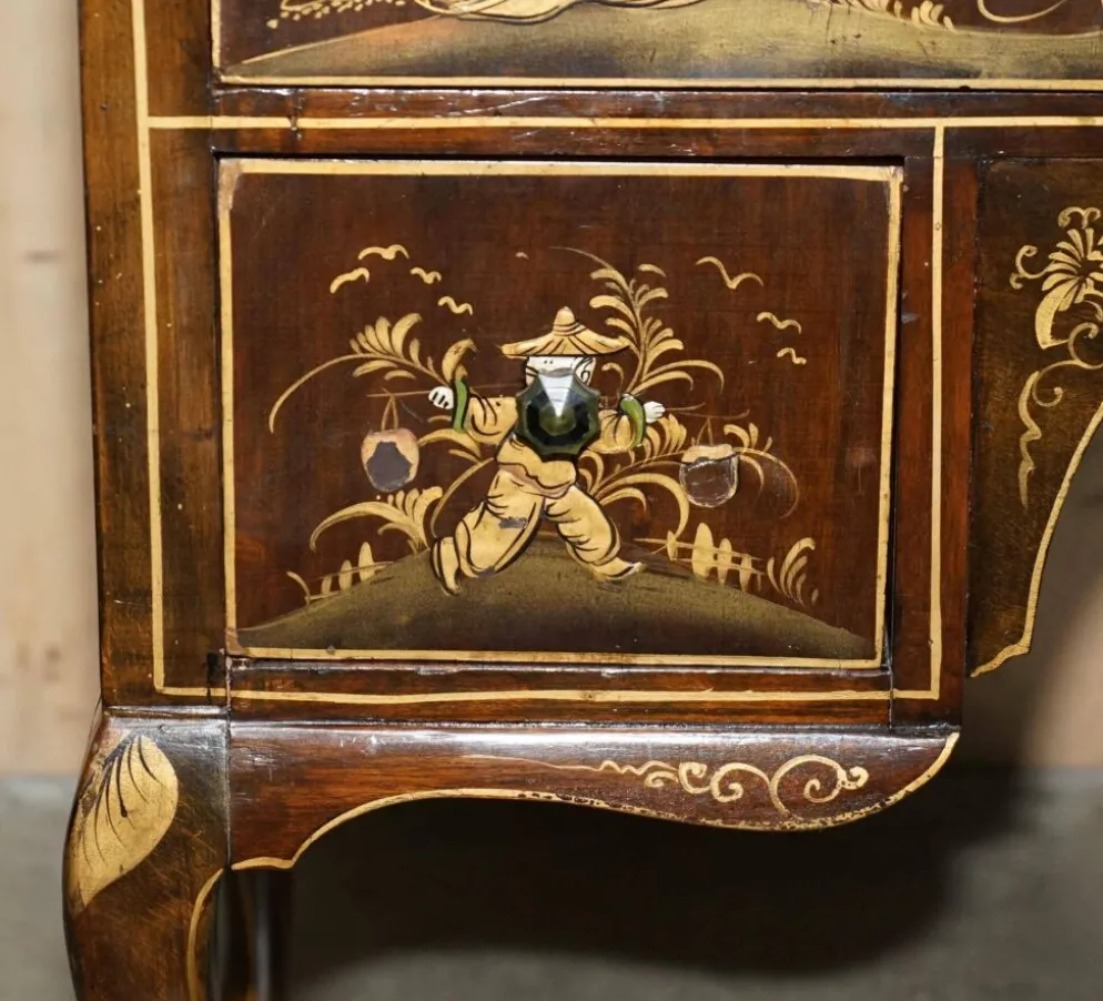 Coiffeuse chinoise circa 1920 en noyer avec décoration Chinoiserie