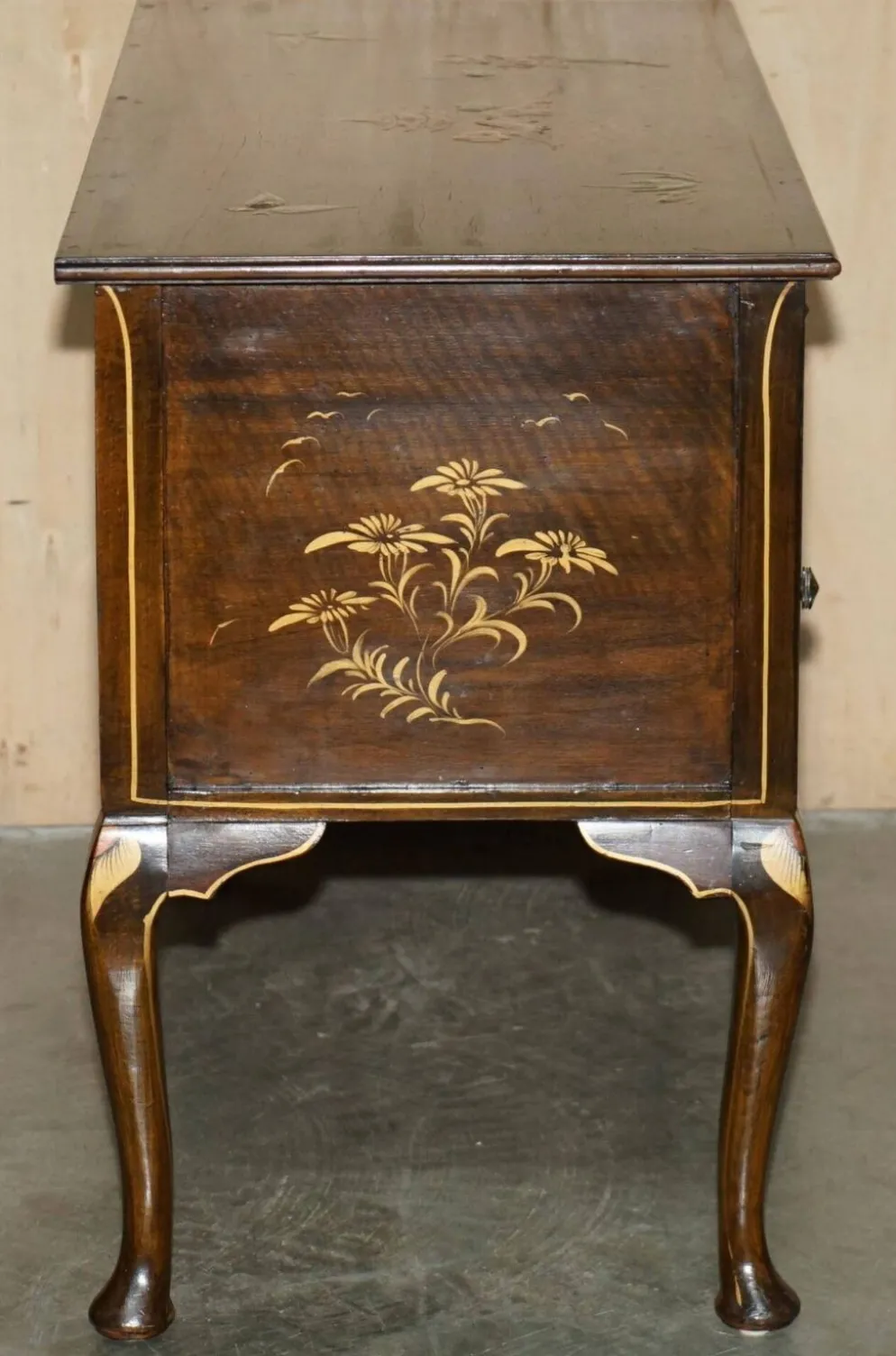 Coiffeuse chinoise circa 1920 en noyer avec décoration Chinoiserie