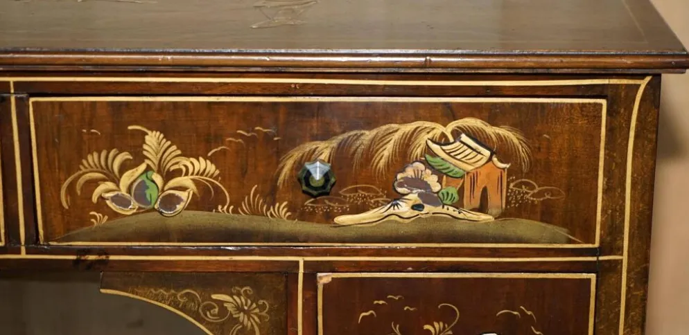 Coiffeuse chinoise circa 1920 en noyer avec décoration Chinoiserie