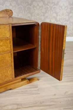 Coiffeuse du début du 20e siècle en placage de bouleau de Carélie avec miroir ovale, années 1950.