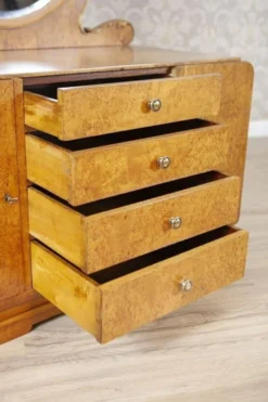 Coiffeuse du début du 20e siècle en placage de bouleau de Carélie avec miroir ovale, années 1950.
