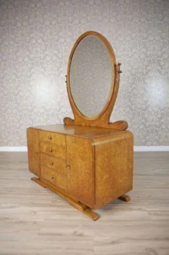 Coiffeuse du début du 20e siècle en placage de bouleau de Carélie avec miroir ovale, années 1950.