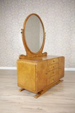 Coiffeuse du début du 20e siècle en placage de bouleau de Carélie avec miroir ovale, années 1950.