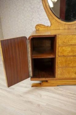 Coiffeuse du début du 20e siècle en placage de bouleau de Carélie avec miroir ovale, années 1950.