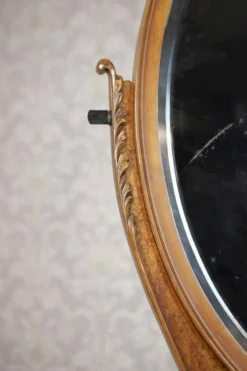 Coiffeuse du début du 20e siècle en placage de bouleau de Carélie avec miroir ovale, années 1950.