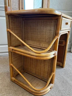 Coiffeuse en bambou et rotin avec tiroir et miroir, années 1970, style moderne du milieu du siècle.