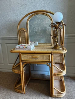 Coiffeuse en bambou et rotin avec tiroir et miroir, années 1970, style moderne du milieu du siècle.