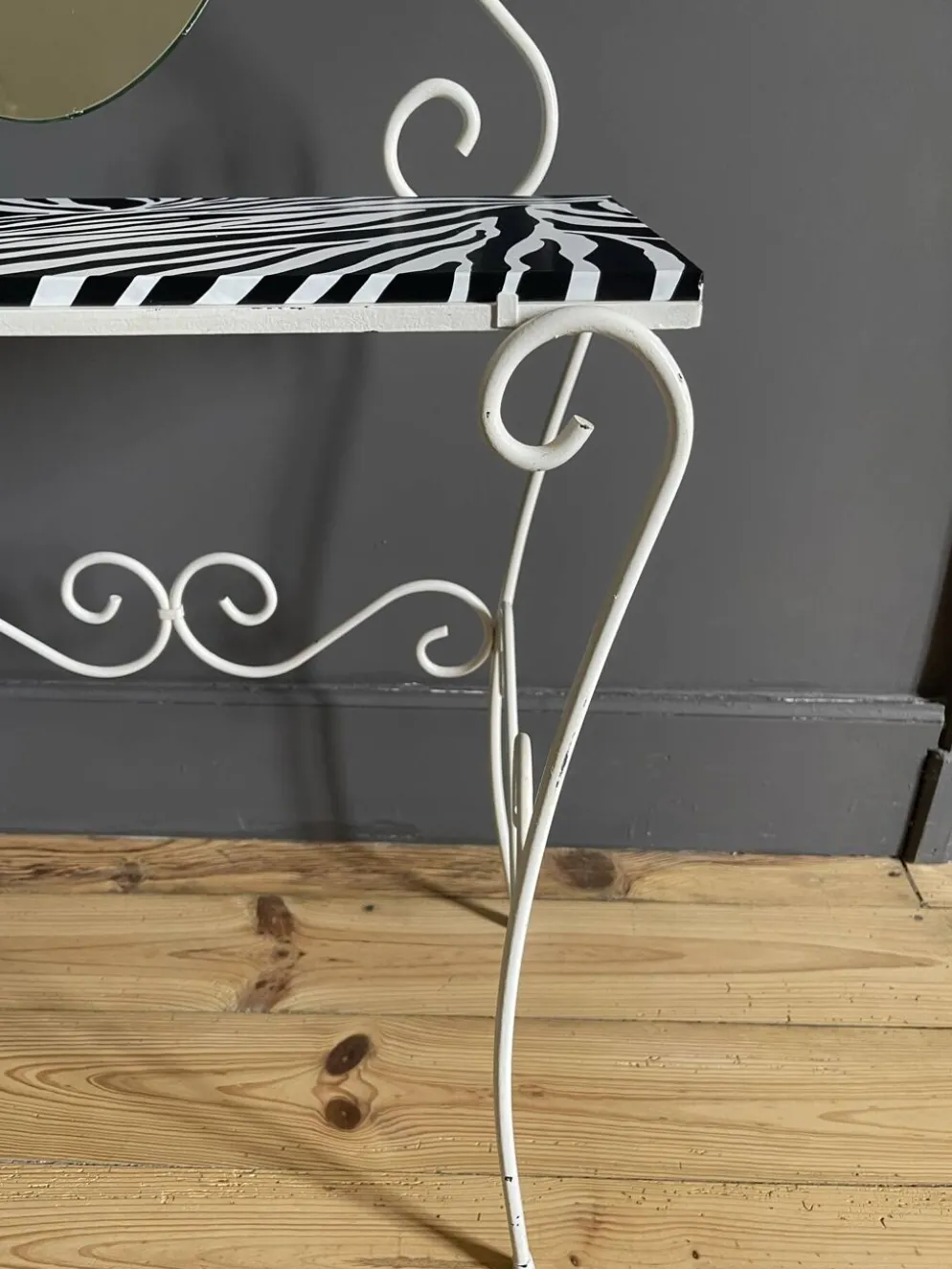 Coiffeuse en fer des années 50