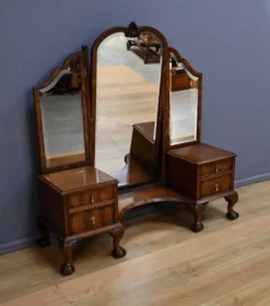 Coiffeuse en noyer, style Chippendale, Angleterre – 1930
