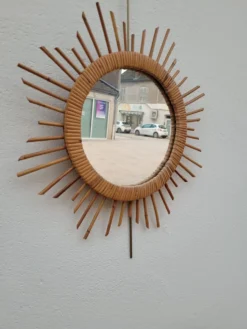 Coiffeuse en rotin vintage 1950 avec miroir soleil