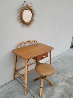 Coiffeuse en rotin vintage 1950 avec miroir soleil