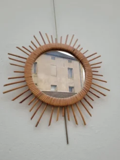 Coiffeuse en rotin vintage 1950 avec miroir soleil