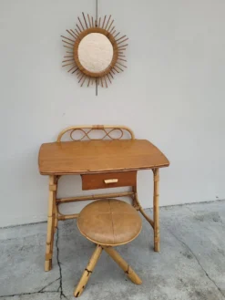 Coiffeuse en rotin vintage 1950 avec miroir soleil