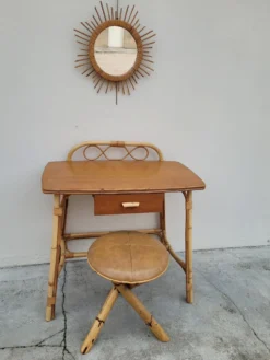 Coiffeuse en rotin vintage 1950 avec miroir soleil