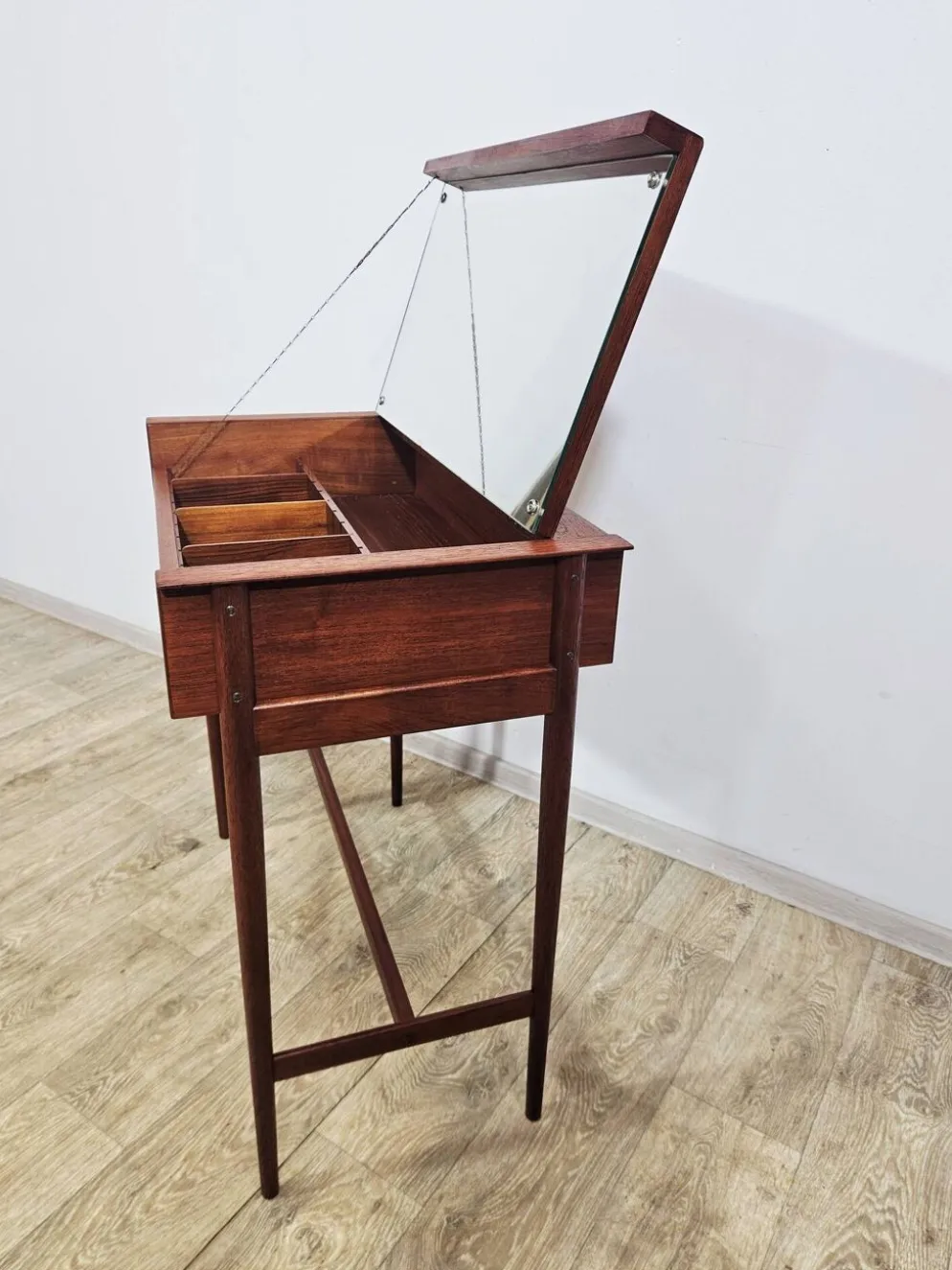 Coiffeuse en teck scandinave – Design danois des années 1960.