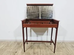 Coiffeuse en teck scandinave – Design danois des années 1960.