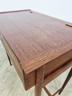 Coiffeuse en teck scandinave – Design danois des années 1960.