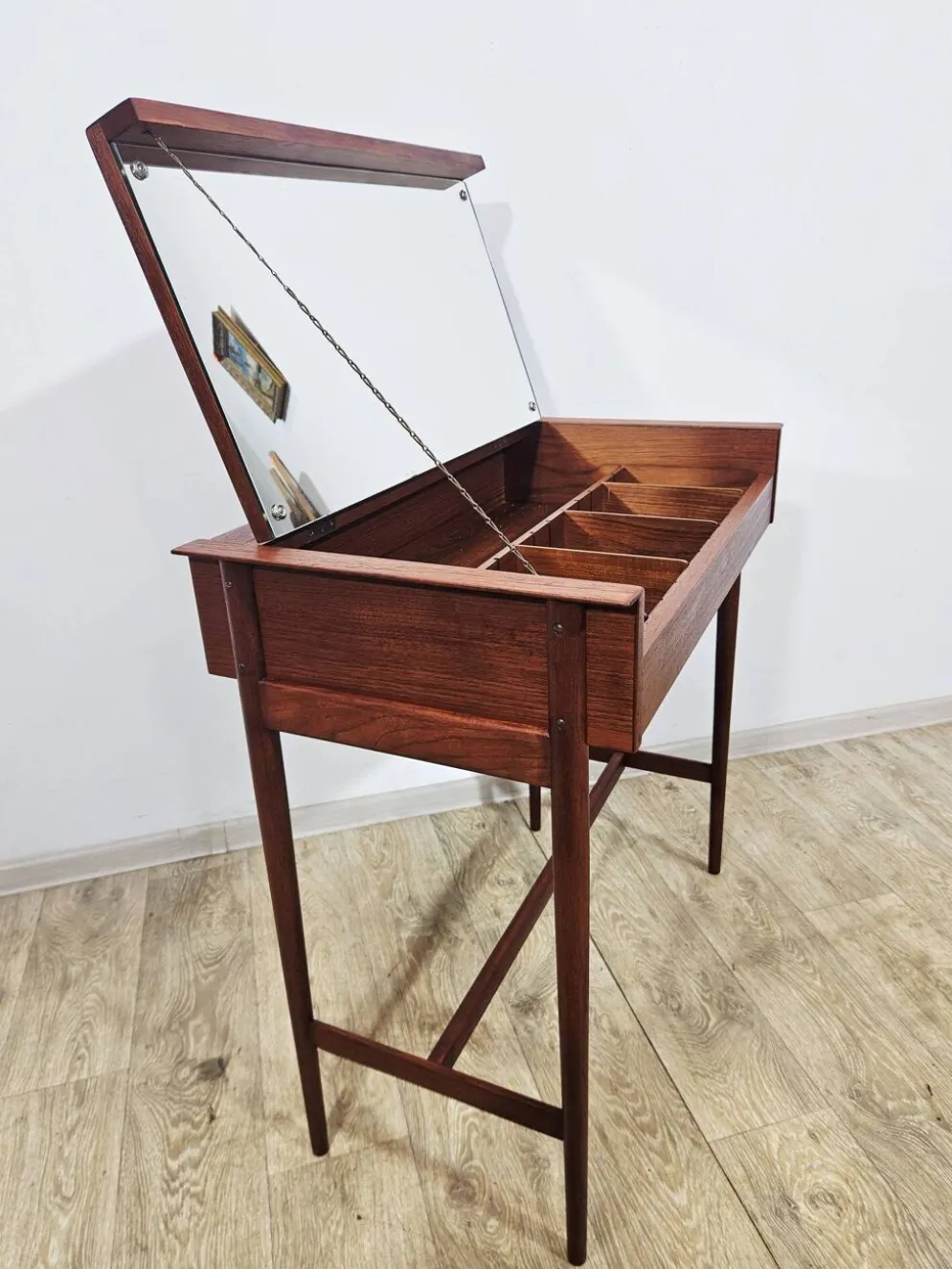 Coiffeuse en teck scandinave – Design danois des années 1960.