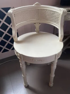 Coiffeuse et sa chaise en cannage de style Louis XVI