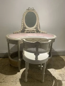 Coiffeuse et sa chaise en cannage de style Louis XVI