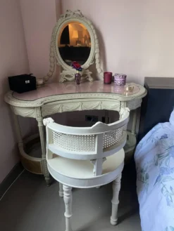 Coiffeuse et sa chaise en cannage de style Louis XVI
