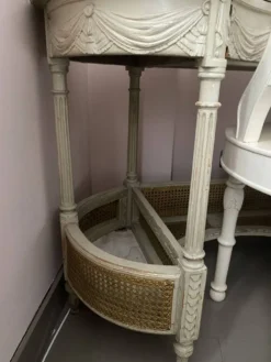 Coiffeuse et sa chaise en cannage de style Louis XVI