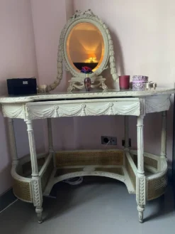 Coiffeuse et sa chaise en cannage de style Louis XVI