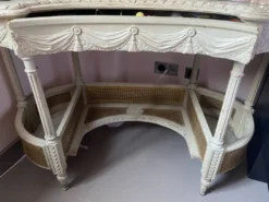 Coiffeuse et sa chaise en cannage de style Louis XVI