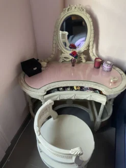 Coiffeuse et sa chaise en cannage de style Louis XVI