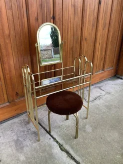 Coiffeuse et tabouret vintage en laiton doré et miroir — assise marron, touches jaune paille