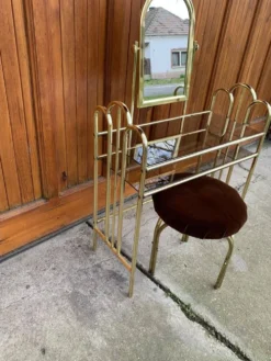 Coiffeuse et tabouret vintage en laiton doré et miroir — assise marron, touches jaune paille