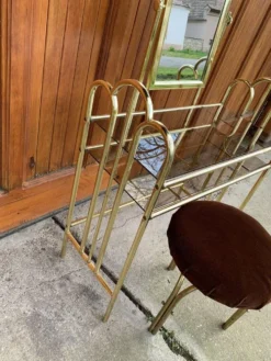 Coiffeuse et tabouret vintage en laiton doré et miroir — assise marron, touches jaune paille