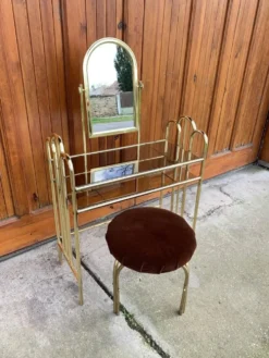 Coiffeuse et tabouret vintage en laiton doré et miroir — assise marron, touches jaune paille