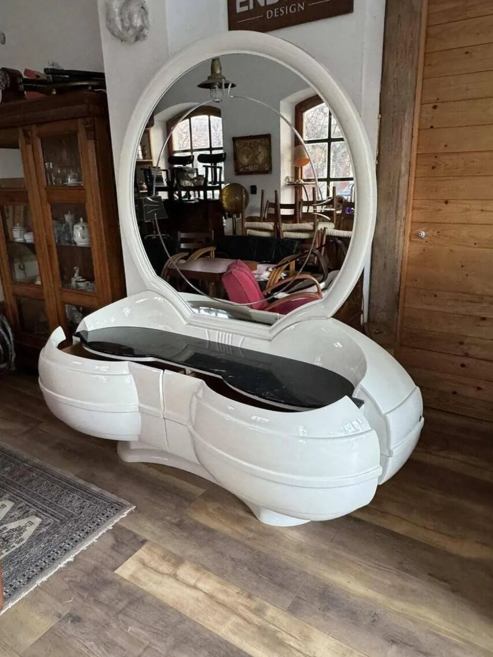 Coiffeuse futuriste avec grand miroir ovale
