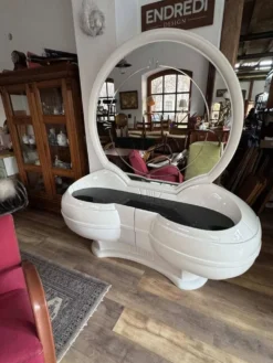 Coiffeuse futuriste avec grand miroir ovale