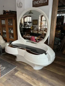 Coiffeuse futuriste avec grand miroir ovale