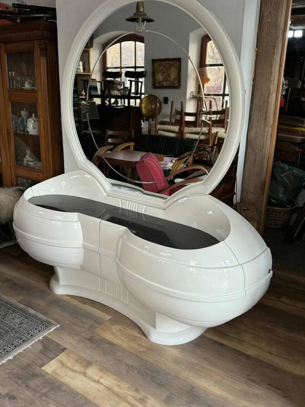 Coiffeuse futuriste avec grand miroir ovale